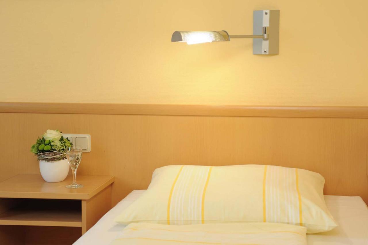 Hotel & Restaurant Hugenottengarten Friedrichsdorf Room photo